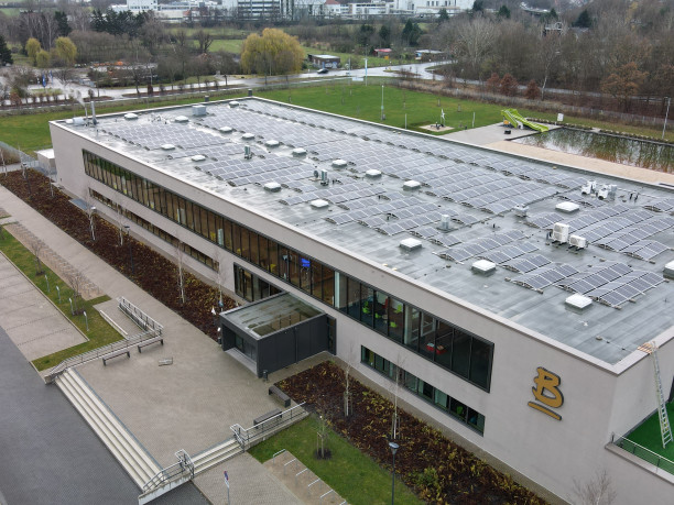 Solaranlage auf dem Dach des Balneons